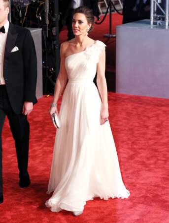 Elle portait pour l'occasion une magnifique robe asymétrique blanche de la maison Alexander McQueen