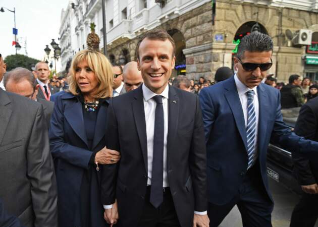 Emmanuel Macron, tout sourire au bras de son épouse Brigitte