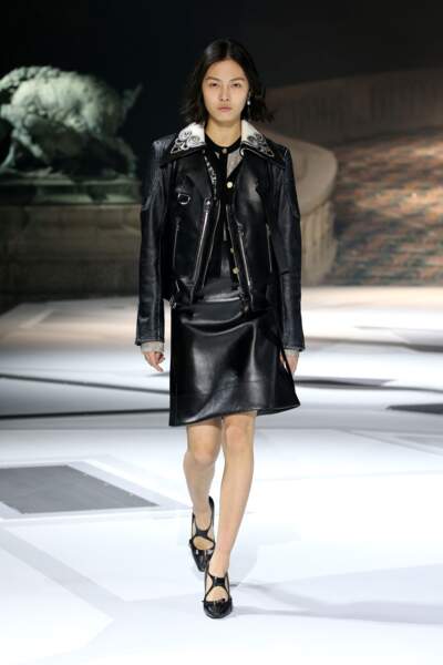 Louis Vuitton propose un total look à la fois girly et western avec un col chargé, bijou.