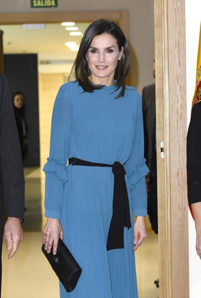 La reine Letizia d'Espagne opte pour une orbe longue à la jupe plissée signée Zara soldée en ce moment