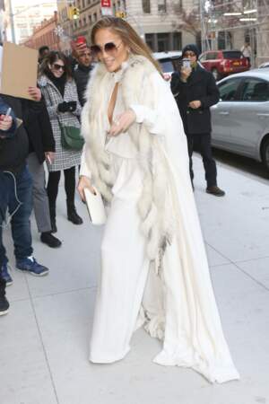 Le total look blanc de Jennifer Lopez avec sa combinaison ample égaye l'hiver.