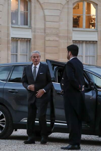 Alain Delon arrive à l'Élysée pour le dîner d'État en l'honneur du président chinois Xi Jinping