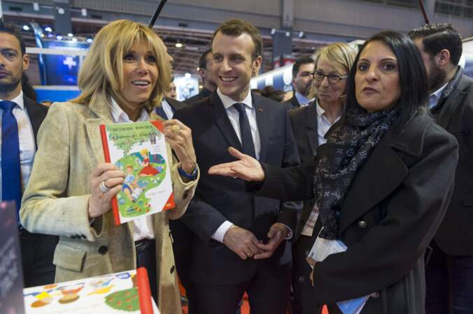 Pas de chignon pour Brigitte Macron mais son célèbre carré blond