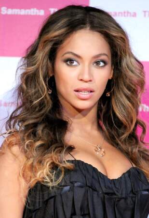 En 2009, le teint éclatant et les cheveux volumineux, Beyoncé est superbe au Japon 