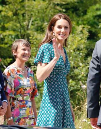Kate Middleton radieuse en robe d'été signée Sandro Paris