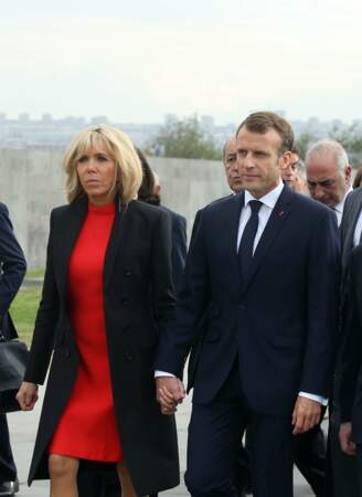 En Arménie, Brigitte Macron opte pour du rouge avec une robe coupée au genou.