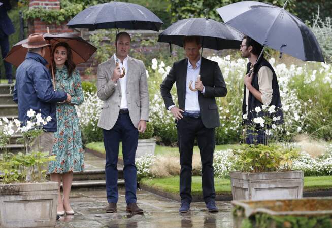Kate Middleton, très chic malgré la pluie en robe et escarpins