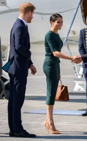 Lors de l'arrivée du couple à l'aéroport de Dublin, jupe crayon et talons hauts pour la duchesse. 
