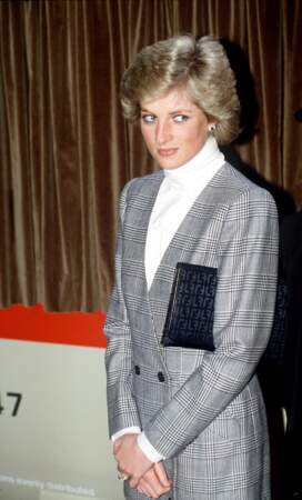 La princesse Diana, en veste de tailleur à imprimé Prince de Galles en 1988 à Londres