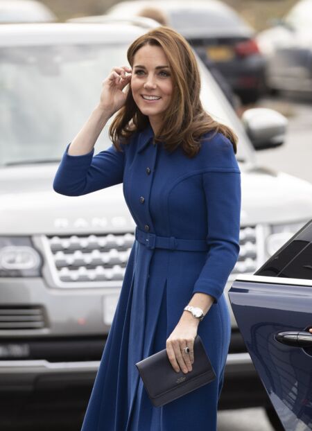 Kate Middleton recycle sa robe Eponine et porte un nouveau sac Smythe, la amrque de sac favorite de Meghan Markle