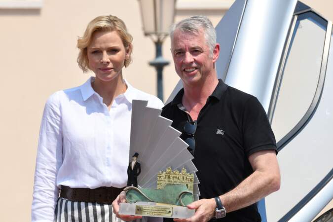 La princesse Charlène de Monaco remettant sa récompense au vainqueur du prix Raw Speed