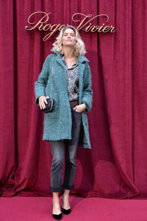 Manteau en laine bleu et escarpins noirs, Alice Taglioni est décontractée et sophistiqué au photocall Roger Vivier.