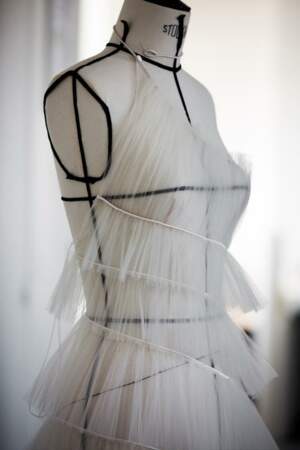 La robe Dior Haute Couture de Bella Hadid a été faite entièrement à la main, sur mesure.
