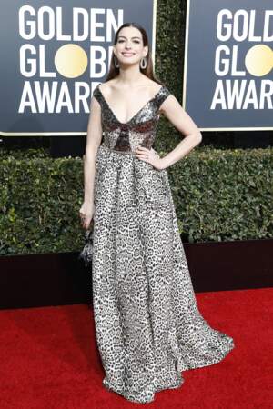 Anne Hathaway en robe imprimé léopard Elie Saab, lors des Golden Globes 2019 à Los Angeles