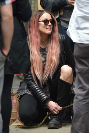 Amber Heard affiche un long dégradé de cheveux roses façon tie and dye