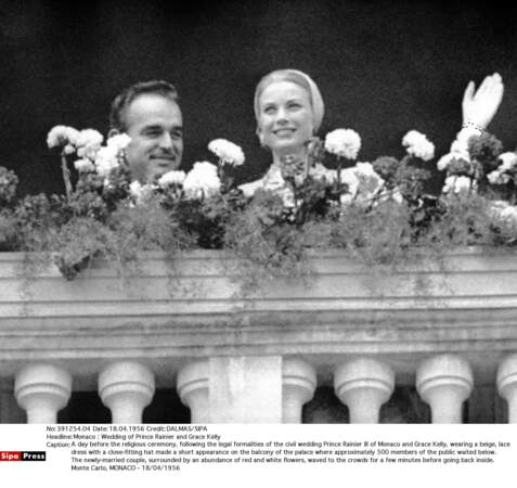 17 avril 1956, Grace de Monaco et le prince Rainier saluent la foule au balcon après leur mariage civil