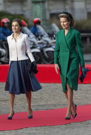 En robe manteau verte Mathilde de Belgique n'a rien d'une femme fatale...