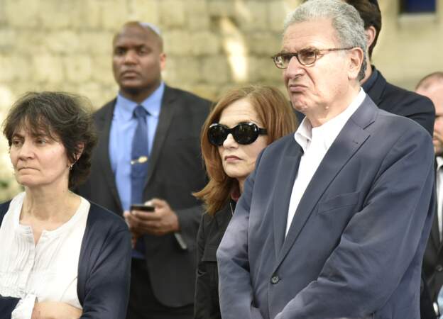 L'actrice Isabelle Huppert aux funérailles de Claude Lanzmann au cimetière de Montparnasse