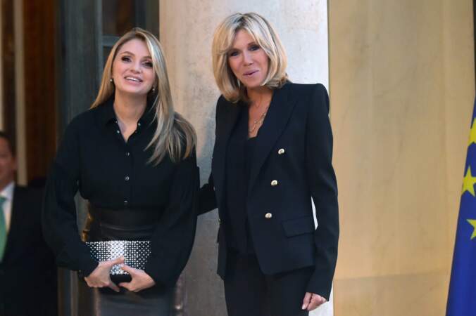 Longueurs blondes lissées contre carré blond et frange pour Brigitte Macron et Angélica Rivera