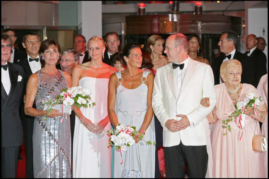 Caroline, Charlene, Stéphanie, Albert et la princesse Antoinette (soeur de Rainier) au gala de la Croix Rouge 2007