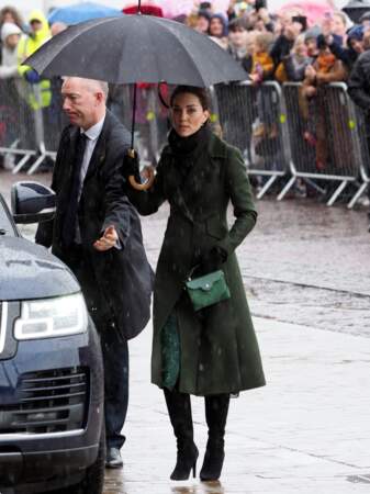 Kate Middleton tenait fermement son parapluie pour ne pas gâcher sa coiffure ni son maquillage 