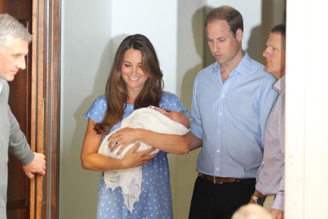 Kate Middleton à sa sortie d'hôpital St-Mary avec le petit George en juillet 2013