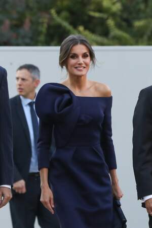 La reine Letizia d'Espagne très élégante en robe Delpozo et chignon chic