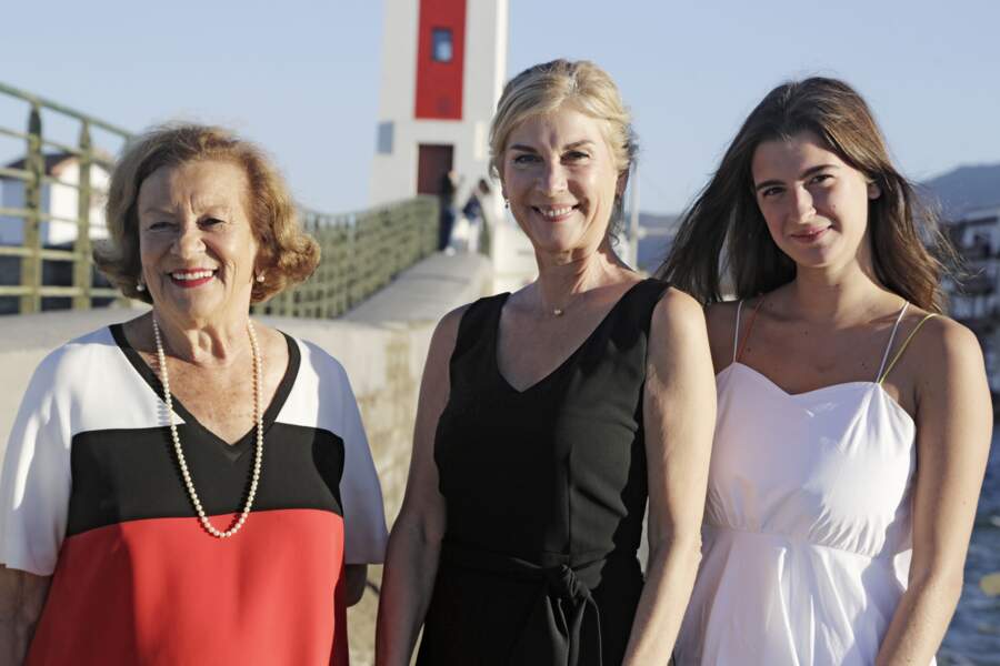 Michèle Laroque prend du bon temps en famille sur la plage de Saint-Jean-de-Luz