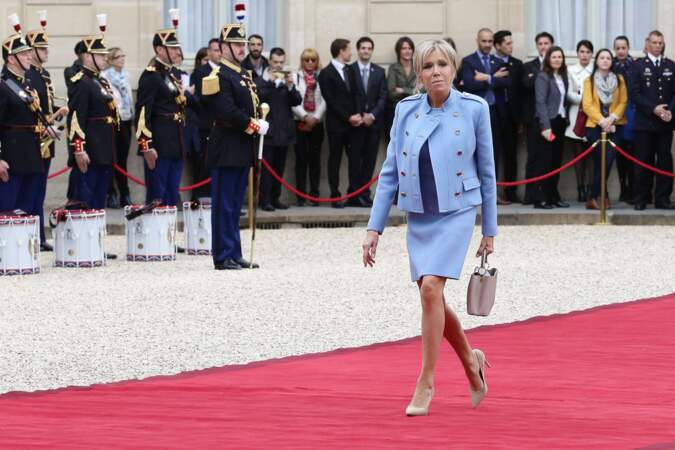 Brigitte Macron en robe Louis Vuitton arrive à l'Elysée Paris le 14 mai 2017 pour la cérémonie d'investiture