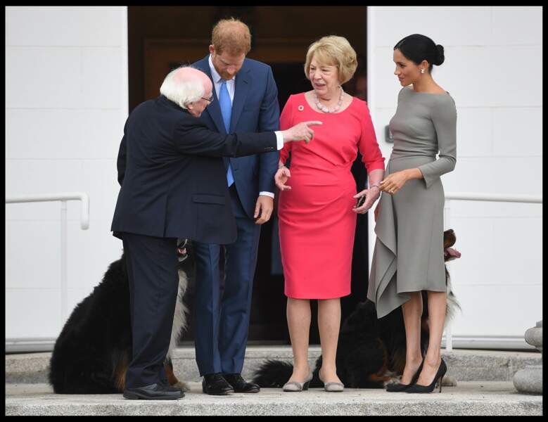 Le prince Harry et sa femme Meghan Markle discutent avec le président irlandais et sa femme