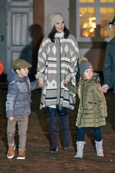 La Princesse Mary, en manteau Zara, avec ses enfants le 22 novembre 2016