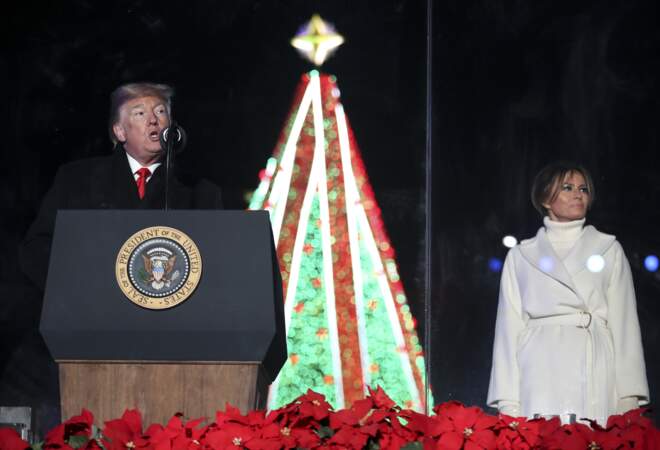 Melania Trump dans un look très virginal pour la cérémonie des décorations de Noël