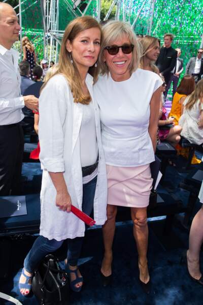 Anne Gravoin et Brigitte Macron au défilé Christian Dior lors de la Fashion Week à Paris, le 6 juillet 2015