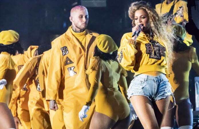 À Coachella, Beyonce rayonne dans son sweet jaune et son short en jean Balmain dessinés par Olivier Rousteing 