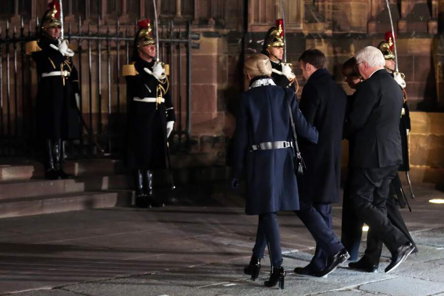 Le dos du manteau de Brigitte Macron laisse apparaitre une ceinture à la taille, un détail chic by Louis Vuitton.