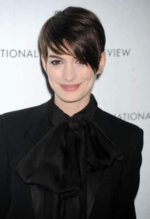 Après avoir coupé ses cheveux pour les Misérables, Anne Hathaway a stylisé sa coupe avec une mèche asymétrique