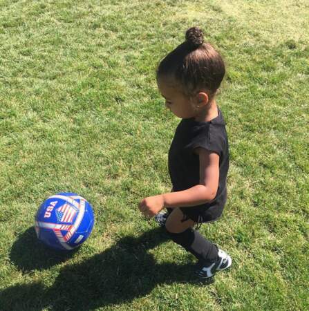 North West Kardashian se met au sport cet été. La petite fille se met au football!
