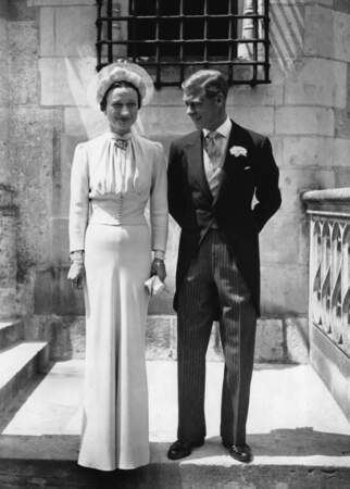 Edward VIII, duc de Windsor épouse Wallis Simpson (dans une élégante robe Mainbocher) le 3 juin 1937 à Monts