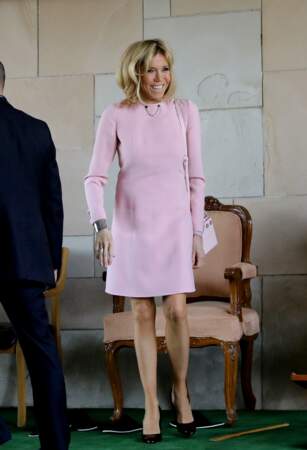 Brigitte Macron en robe rose pâle à volants Louis Vuitton, à New Delhi le 10 mars 2018