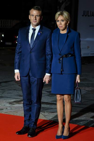 Brigitte et Emmanuel Macron, toujours aussi amoureux, arrivent main dans la main au musée d'Orsay. 