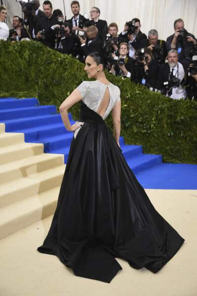 Pour l'occasion, elle arborait une robe signée Donatella Versace