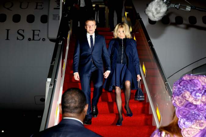 Emmanuel et Brigitte Macron à l'aéroport de Dakar au Sénégal