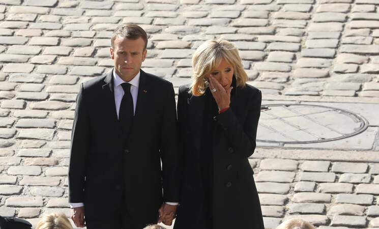Brigitte Macron, très émue, en compagnie d'Emmanuel Macron lors de l'hommage national à Charles Aznavour 