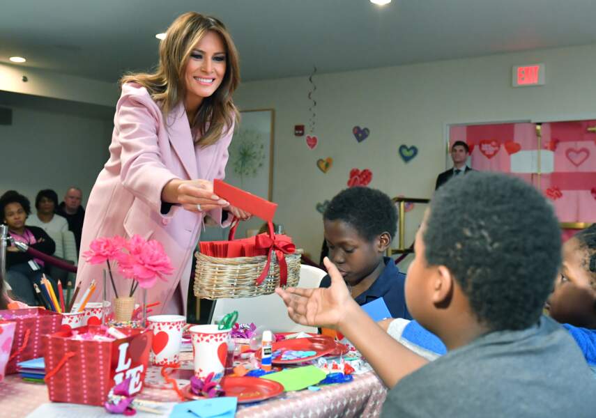 Melania Trump en rose bonbon pour rendre visite aux enfants malades pour la Saint Valentin le 14 février 2019