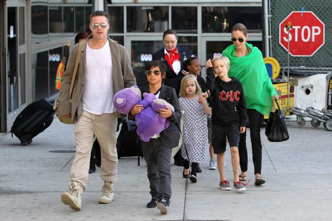 Brad Pitt et Angelina Jolie avec leurs enfants à l'aéroports de Los Angeles, en 2014