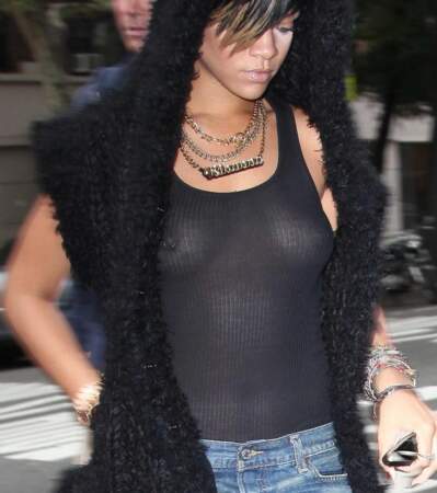 Rihanna se promène dans le quartier de West Village. 