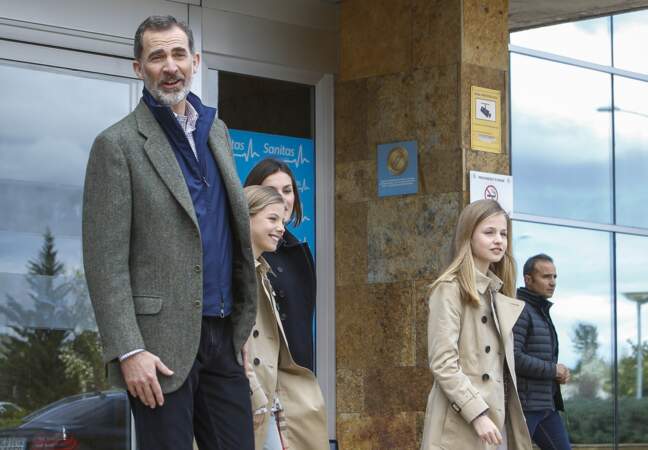 Le roi Felipe VI d'Espagne, la reine Letizia, la princesse Leonor et la princesse Sofia, à la sortie de l'hôpital.
