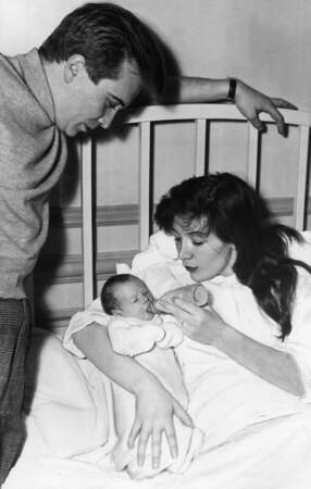 Philippe Lemaire et Juliette Gréco lors de la naissance de leur fille, en 1954