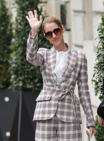 Céline Dion à la sortie de son hôtel avant de se rendre à Nice 