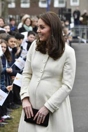 Radieuse, Kate Middleton porte un manteau crème qui souligne bien son baby-bump
